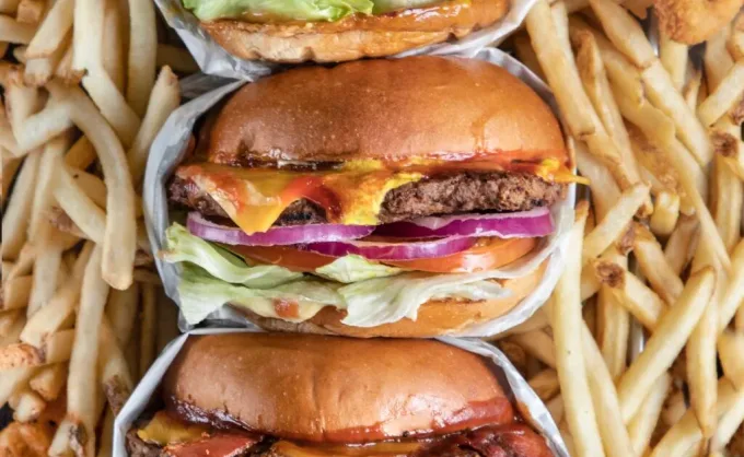 ¿Qué comes los viernes? 50 "Godínez" contestaron: Carl's Jr.