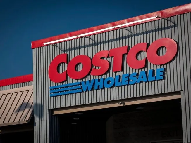 El secreto del hot dog barato de Costco: ¿pérdida o estrategia?