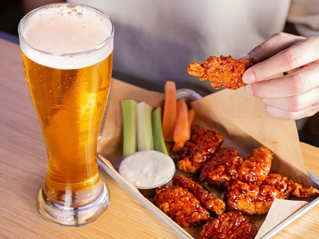 Buffalo Wild Wings + Martes + Mundial de Clubes = lleno total.