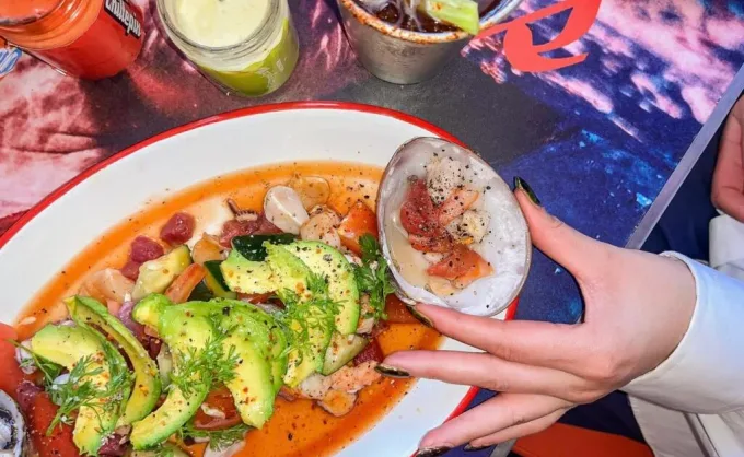 De moda: Mariscos al horno con sazón joven y artesanal