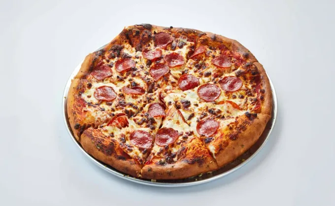 La pizzería estilo chicago de 24 horas que constantemente tiene fila
