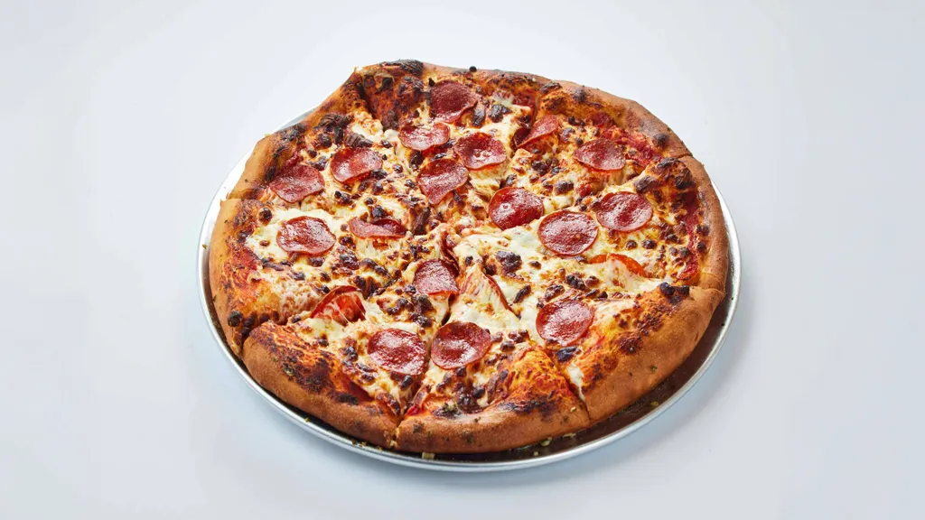 La pizzería estilo chicago de 24 horas que constantemente tiene fila