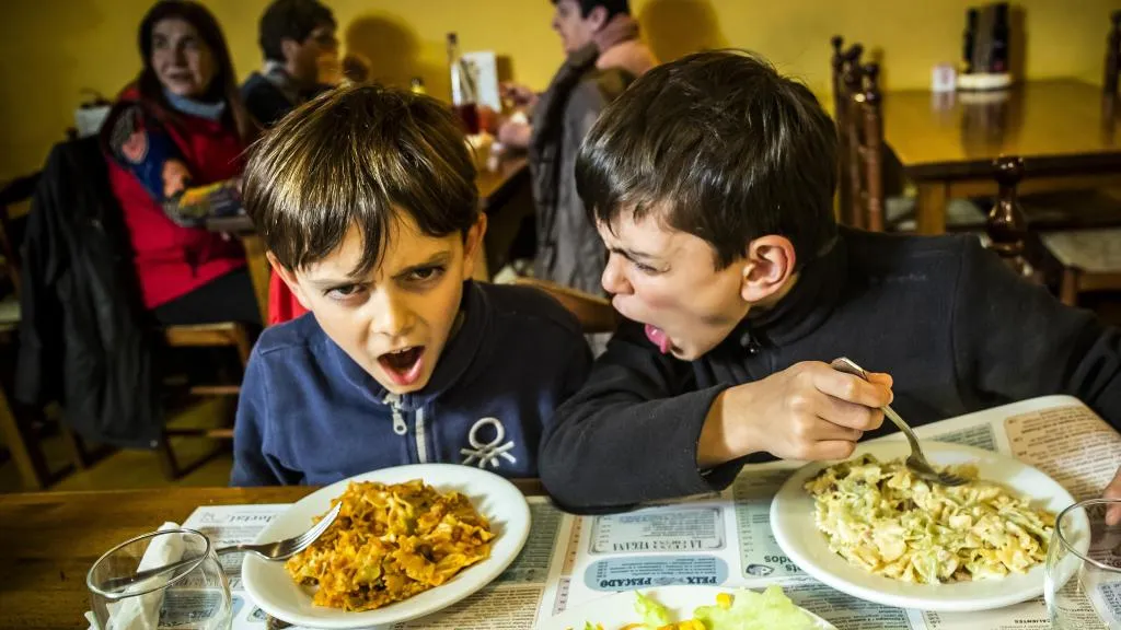 Niños en restaurantes para adultos: prohibido