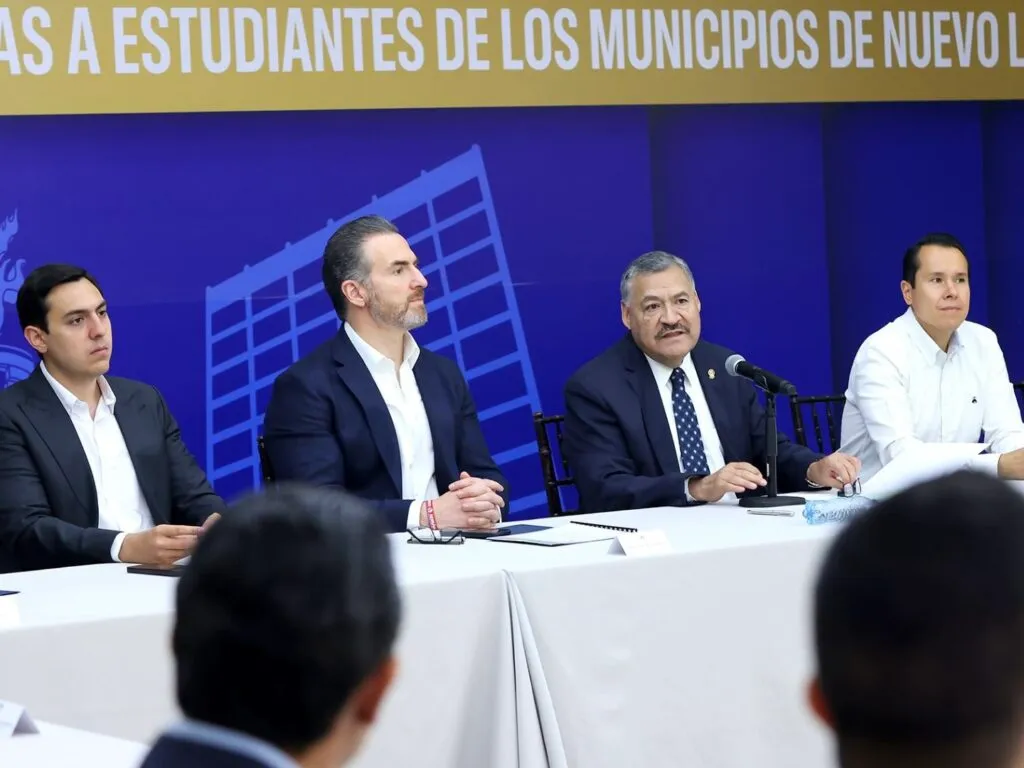 Otorgará UANL becas a estudiantes de 27 municipios de Nuevo León