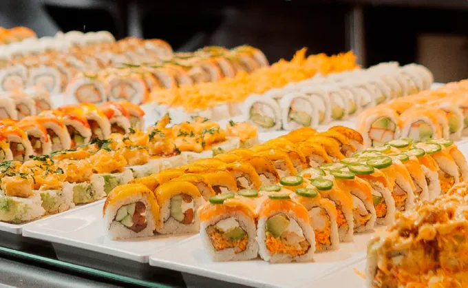Por menos de $300 pesos puedes probar de todo: ramen, wok, postres, bebidas y más sin límite