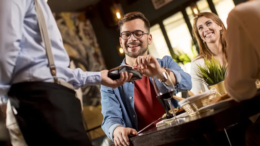 La cuenta se divide parejo, pero quien toma o come mucho debe ofrecerse a pagar más