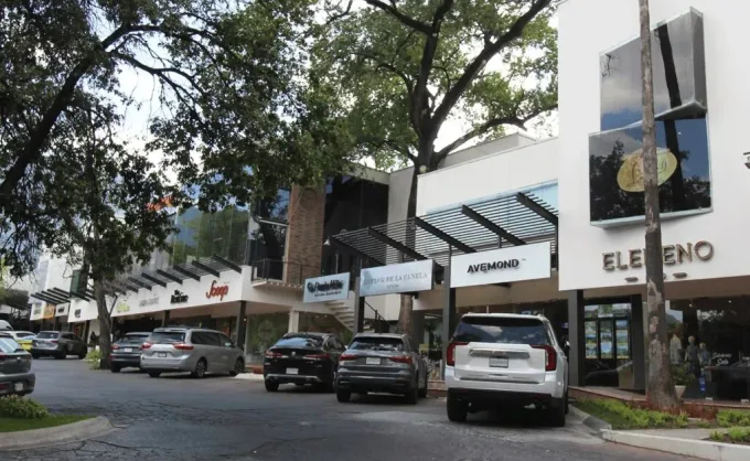 Adivina: ¿Quién  puede llenar estacionamiento completo de una plaza comercial en miércoles?