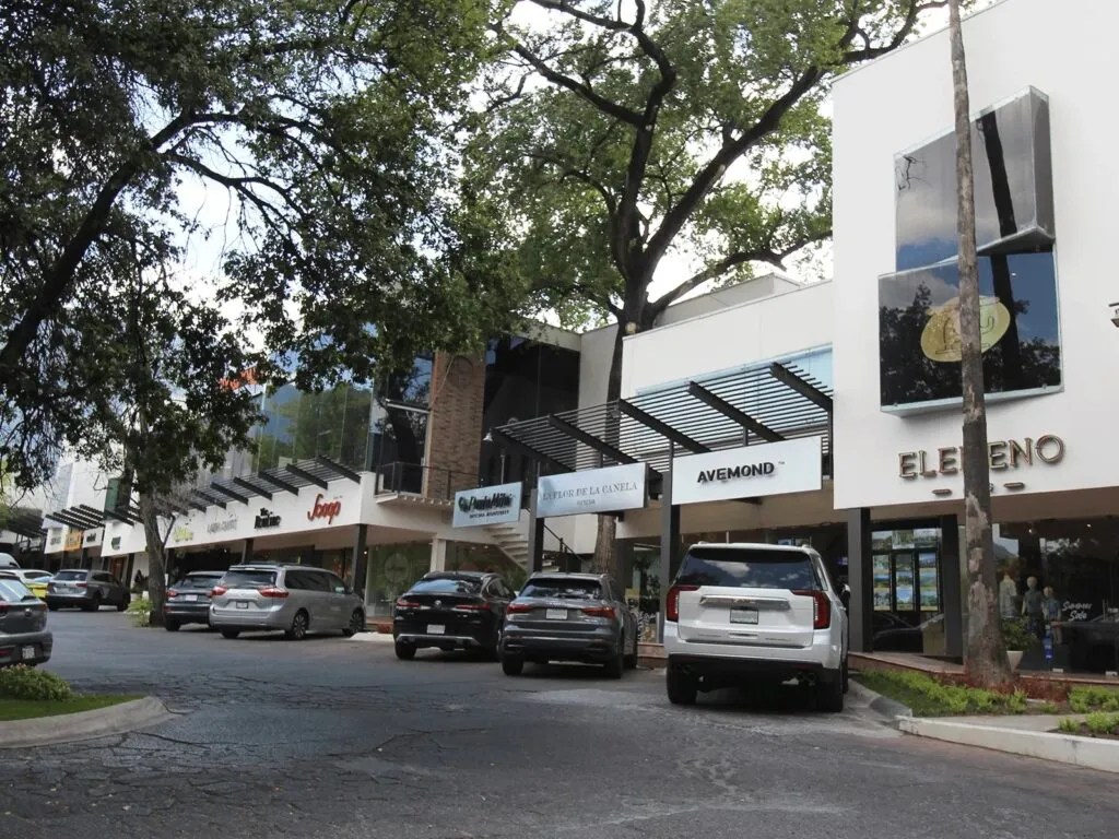 Adivina: ¿Quién  puede llenar estacionamiento completo de una plaza comercial en miércoles?