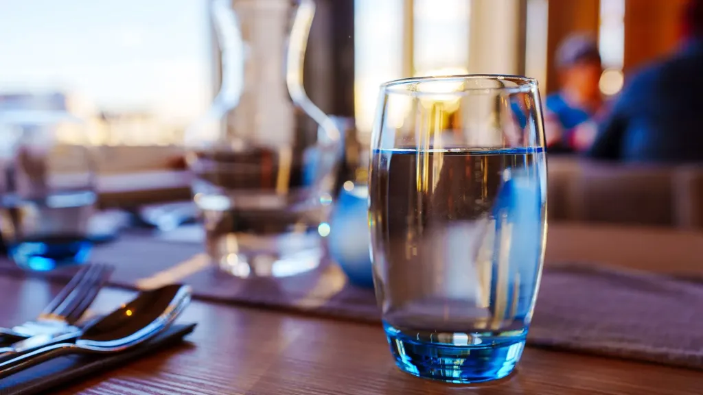 Restaurantes que venden lo que deben regalar: el caso del agua disfrazada de cortesía