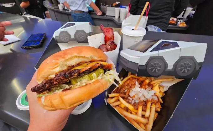 ¿Cómo un menú sin "chiste" puede convertirse en un fenómeno mundial? Agregando la marca Tesla y un robot que sirva palomitas. Todo sobre el nuevo lanzamiento en L.A. — Gastronomía en Monterrey, Nuevo León