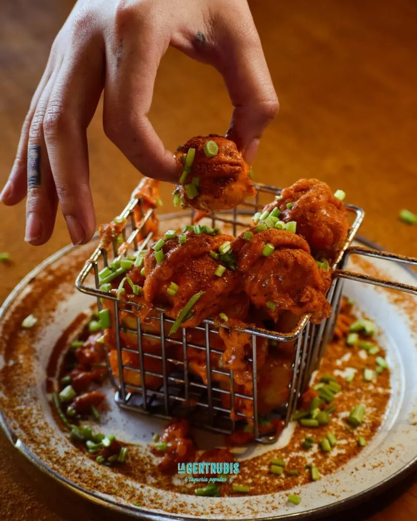Papas Chatas de La Gertrudis: Lo que le faltaba al "gigante de acero" para redondear su oferta gastronomica.