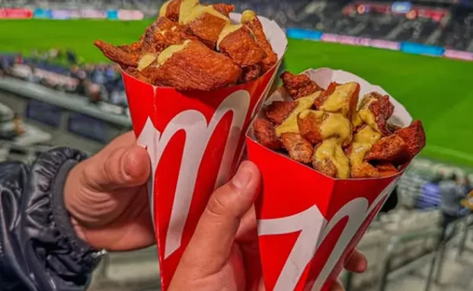 ¿Vas a ir a ver el juego de Rayados? Aquí la lista completa de comida en el estadio por si (ojalá que no) necesitas comfort.