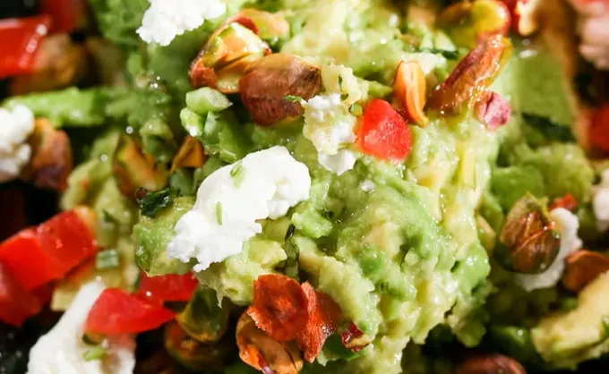 31/7 día del aguacate. ¡Ya es tiempo de reinventar el guacamole! Aquí 2 opciones creativas y faltan... Se aceptan tips.