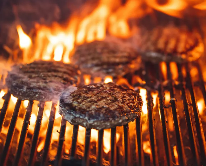 No se sabe si las hamburguesas al carbón se inventaron en Monterrey o no. De lo que estamos seguros es que aquí se perfeccionaron. Aquí 4 opciones.