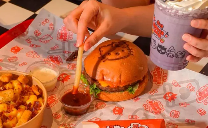 Lo más pop entre lo pop: Hello Kitty Burgerland, la locura por los espacios temáticos y la nostalgia