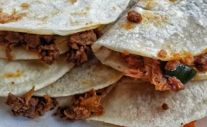 Ahí nomas: 14 ordenes de 5 tacos de guisados por $500 pesos. Tacos de la Croc, ¡Lo Máximo! - Monterrey Centro, Nuevo León