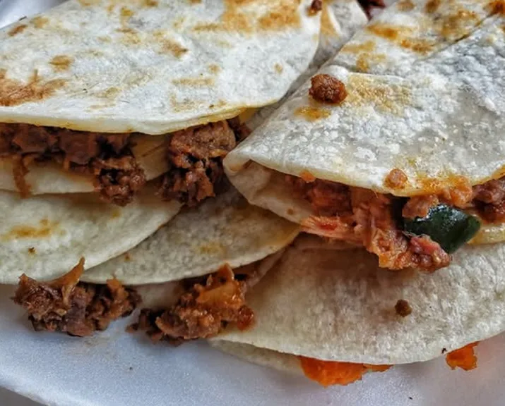 Ahí nomas: 14 ordenes de 5 tacos de guisados por $500 pesos. Tacos de la Croc, ¡Lo Máximo!