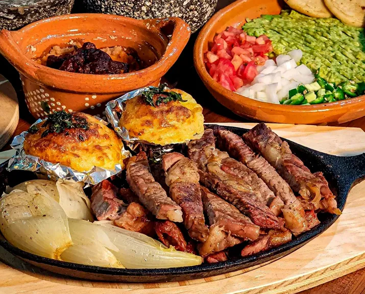 ¿Vas a ver el partido en el estadio de Rayados y no sabes a donde ir a comer después? Aquí varias opciones en la zona