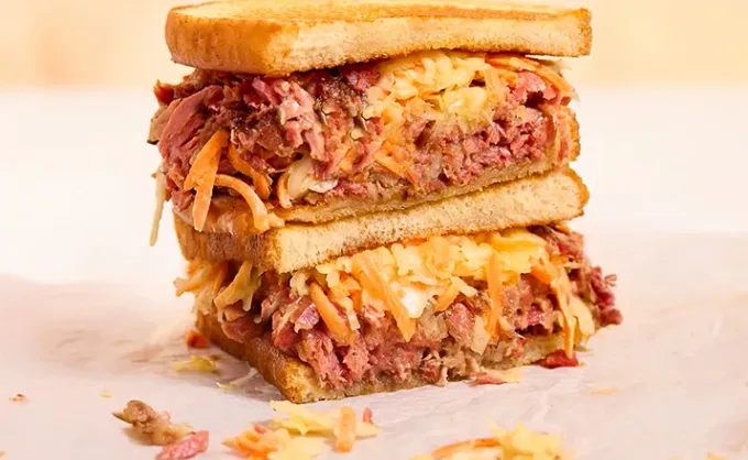 ¿Fuiste a NY este verano? ¡Nosotros tampoco! Pero sí llegó a Mty Gregg´s Deli con sandwiches de pastrami y roast beef