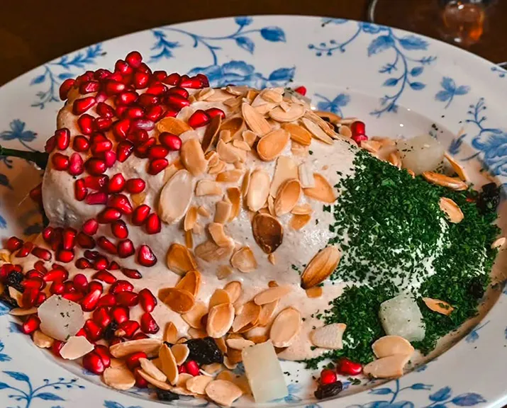 8 restaurantes premium que ofrecen chiles en nogada en esta temporada. ¿Cuál te falta?