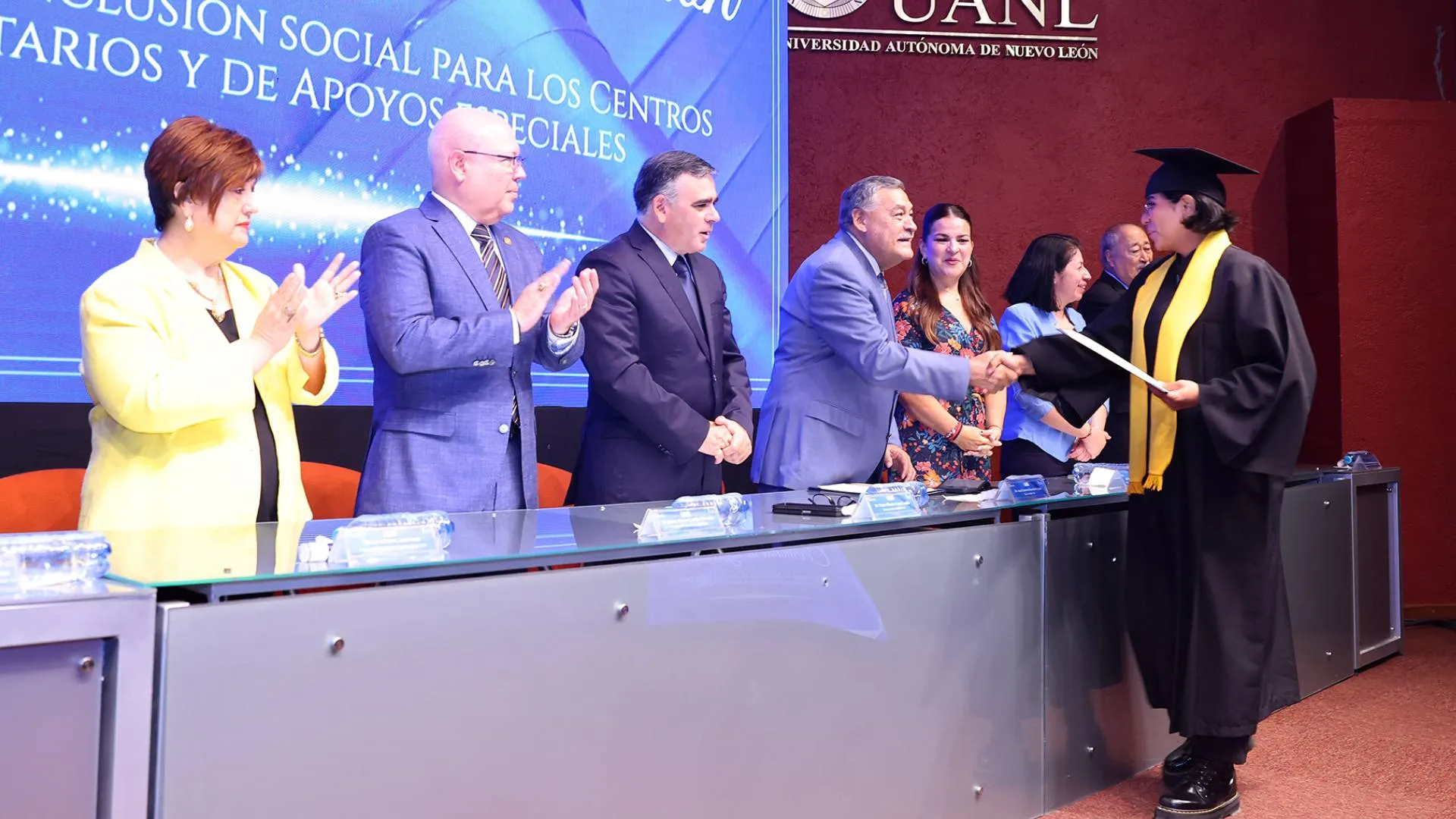 Concluyen preparatoria en programa de inclusión social de UANL
