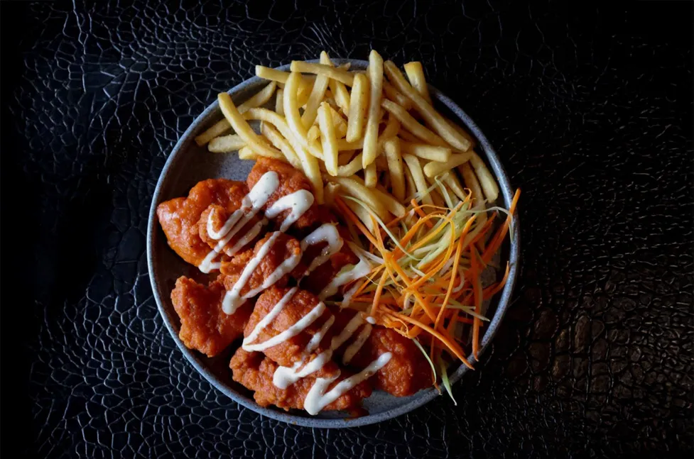 Boneless ilimitados por $175 todos los días. La Santa Kitchen: un festín de comfort food en SP, MTY y SN