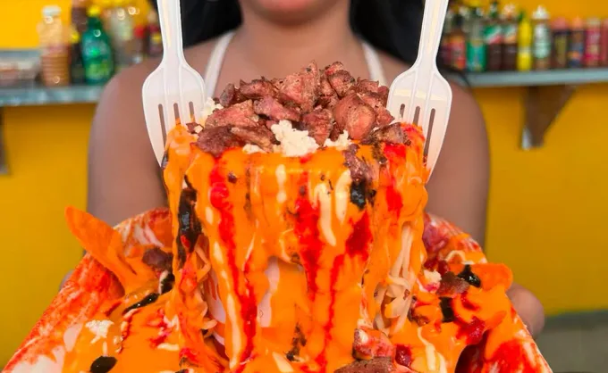 El Señor de los Elotes: un encuentro inesperado entre elotes, carne y Maruchan - San Nicolás, Nuevo León