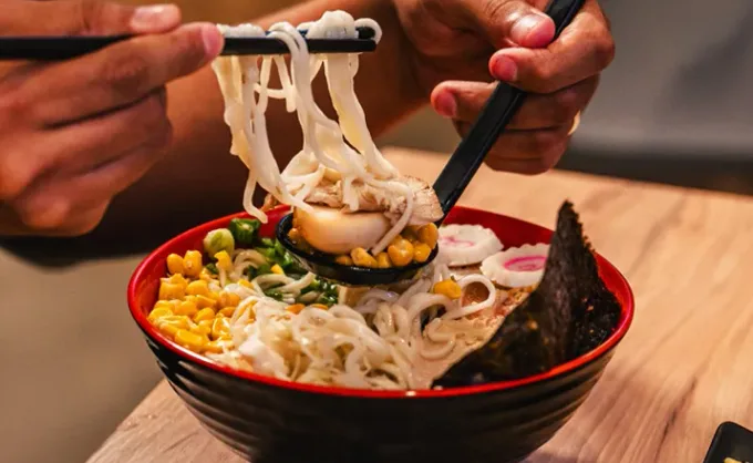 Plum Blossom, el concepto que materializa nuestra fascinación por el ramen, ofreciendo 19 variedades. Innovación y emprendimiento característico de NL