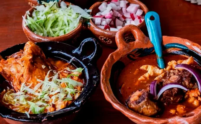 Aunque batallamos porque aquí no es tan popular, aquí te dejamos 4 pozoles buenos y a buen precio en MTY, APO, GPE