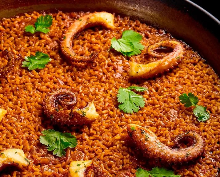 Después de años de ausencia, la propuesta ibérica comienza a consolidarse en NL. Paella, patatas bravas, tapas, vino y pulpo: 5 restaurantes españoles en SPG