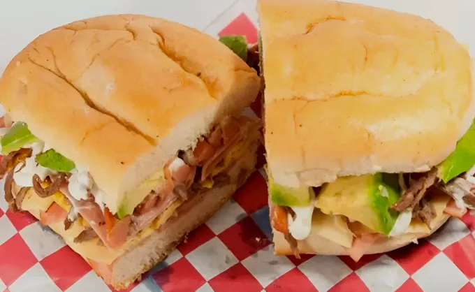Torta de 1kg a $180 en zona Tec. Ahorro acompañado de lucha libre en El Ring de las Tortas