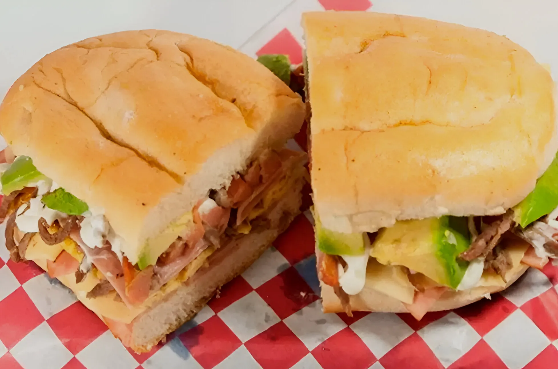 Torta de 1kg a $180 en zona Tec. Ahorro acompañado de lucha libre en El Ring de las Tortas