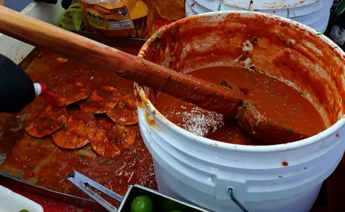 Tostadas de... nada. En El Cucharón basta con bañarlas de salsa para lograr una delicia que se ha vuelto un referente gastronómico de NL