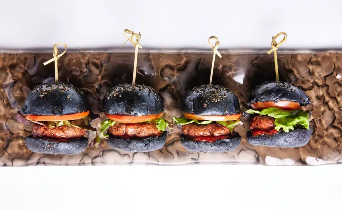 Lo clásico con lo saludable, lo básico con lo 'chic': las Vegan Black Burgers de Sibau ya son "Platillo Icónico de NL" - Fine Dining, Nuevo León