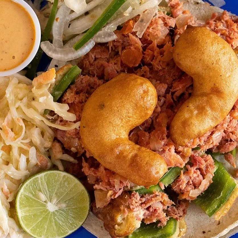 El Puertecito: con recetas del 'Mercado Negro' de Ensenada nos traen tacos gigantes de $50... que según comensales, "con uno te llenas" 