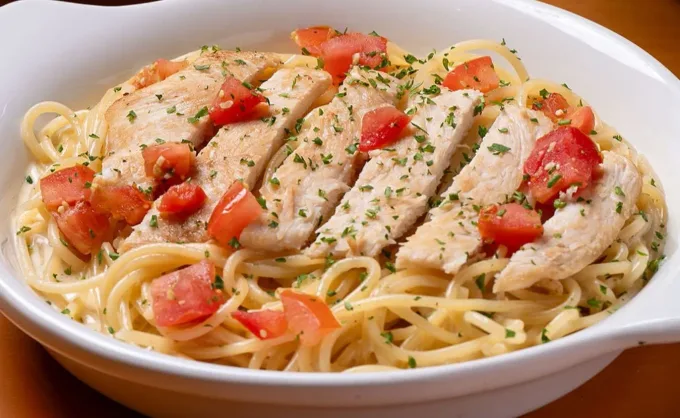 1 pasta + sopa, ensalada y panolis "infinitos" + bebidas refill desde $169 pesos por persona en Olive Garden