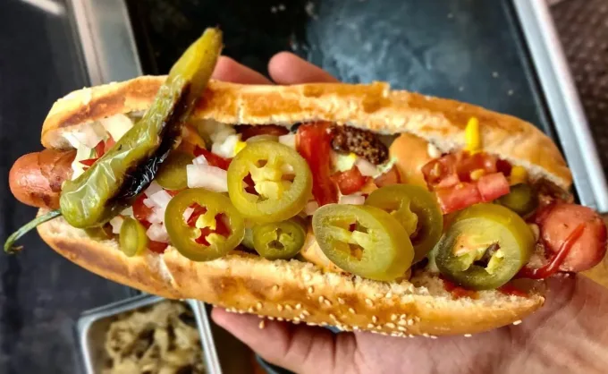3 recomendaciones de hot dogs nocturnos en zona Cumbres: el monchoso, el personalizado y el de pan artesanal