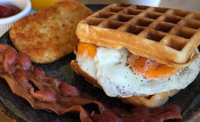 El breakfast sandwich que cambió el pan por waffle y que está dando de qué hablar...
