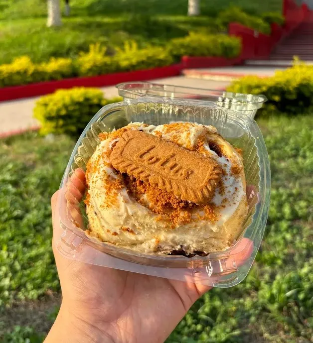 Ruta de postres. 3 puestos de roles de canela con  receta propia, producción artesanal y gran tamaño que "se ponen cuando quieren"