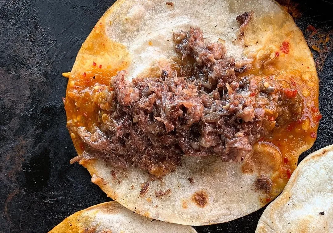 Tacos mañaneros de barbacoa y guisados en Distrito Tec. Aquí el top 3: económicos, icónicos y rápidos.