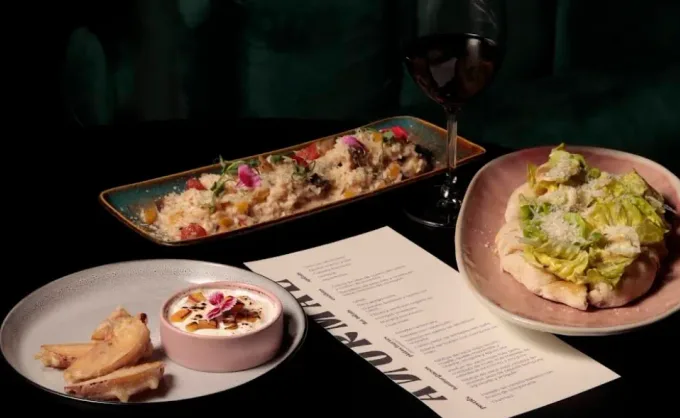Anormal, el gastrobar que propone una convivencia al estilo europeo: íntimo, cómodo y elegante. Una tendencia global que ya hacía falta en NL