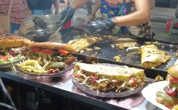 Mercados de NL. De sushi a "rusas", pasando por banderillas, pizzas, tacos, tostadas, chicharrón, elotes, papas asadas y más en el Felipe Carrillo de Escobedo