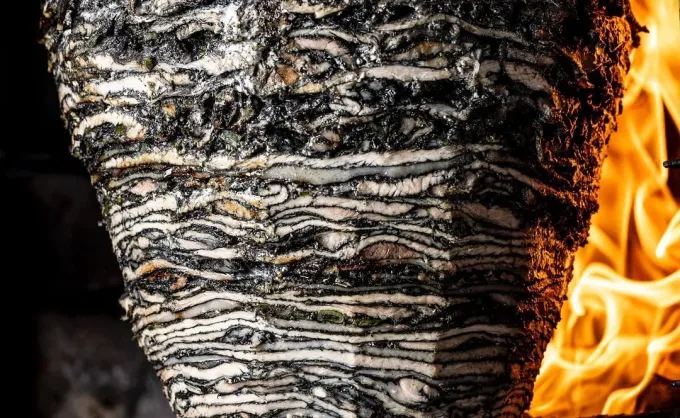 Tres taquerías con tacos de trompo negro alrededor de MTY