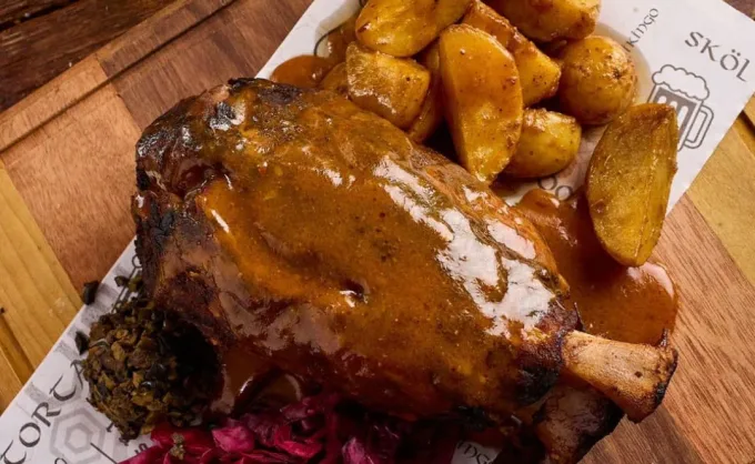 ¿Has probado la comida nórdica? Inmersos en tema Vikingo, estos dos lugares ofrecen chamorro, costillas y pierna de pavo ahumada entre otros - Único, Nuevo León