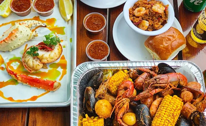 Si no has probado o no te gusta el 'crawfish' estilo Luisiana, que se come con babero, guantes y se sirve en bolsa: no eres 'foodie'. Aquí 2 opciones en GPE y MTY