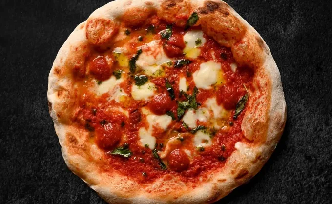 Formas innovadoras de comer pizza en NL, la de tamaño gigante y la que sigue una tradición perdida: cortar la pizza con tijeras