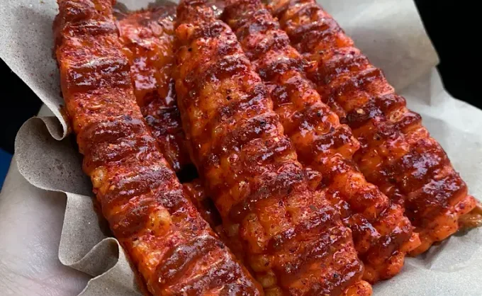 Bañadas en salsas caseras, búfalo, BBQ, chipotle, tajín y más, 5 opciones para probar las costillas de elote que han ganado popularidad recientemente - San Nicolás, Nuevo León