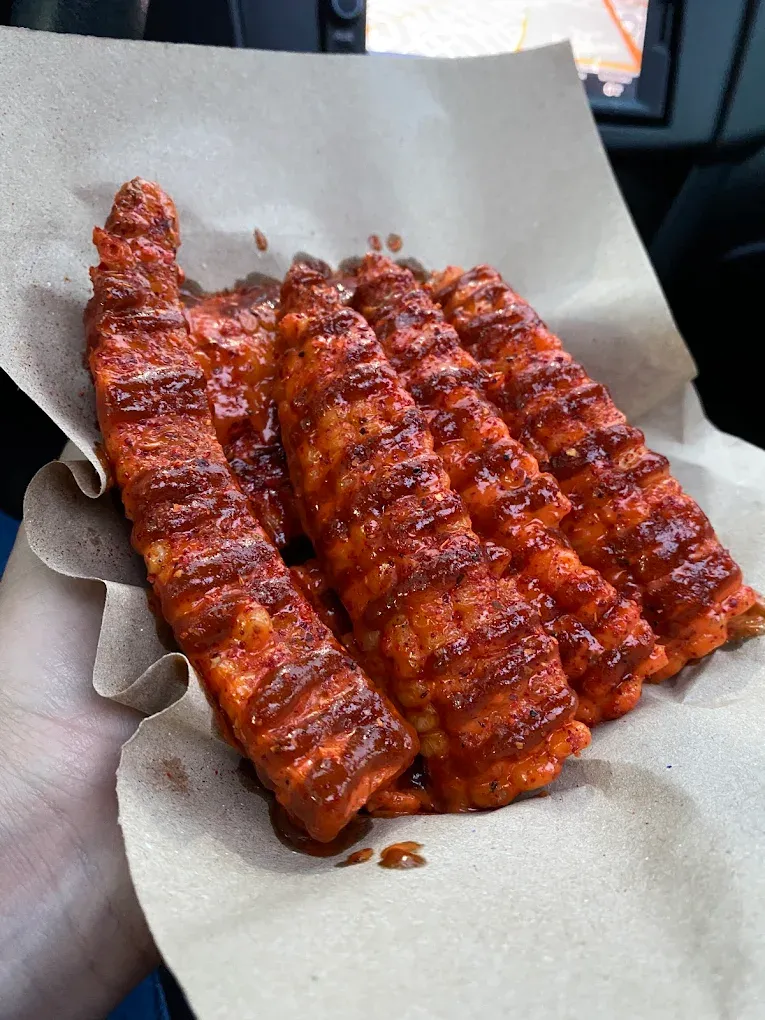 Bañadas en salsas caseras, búfalo, BBQ, chipotle, tajín y más, 5 opciones para probar las costillas de elote que han ganado popularidad recientemente