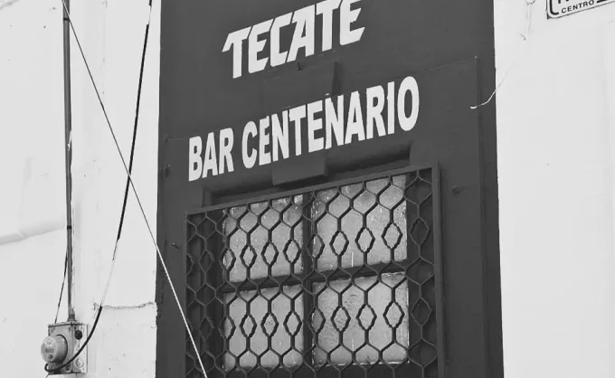 Ruta de cantinas. Bar Centenario: anteriormente El Bar Puentes frente a la Universidad Metropolitana, música de rocola, y cerveza de barril Indio y Tecate