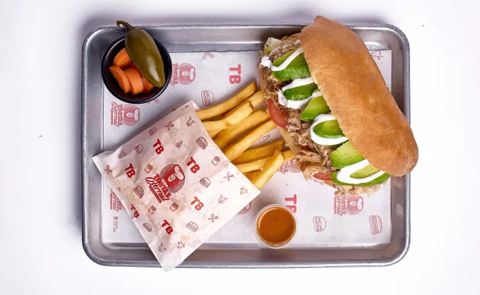 Pierna de puerco, aguacate, lechuga, tomate y crema: los ingredientes que hacen de la Torta Bernal Original un "Platillo Icónico de Nuevo León"